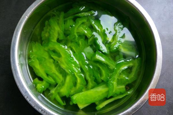 大厨炒苦瓜的做法,炒苦瓜不苦的秘诀