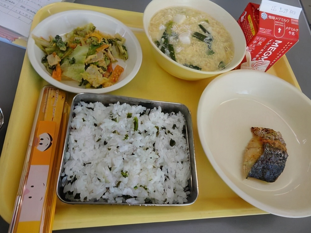 同样是幼儿园午餐,看到中国和日本的对比后,网友:差距太大