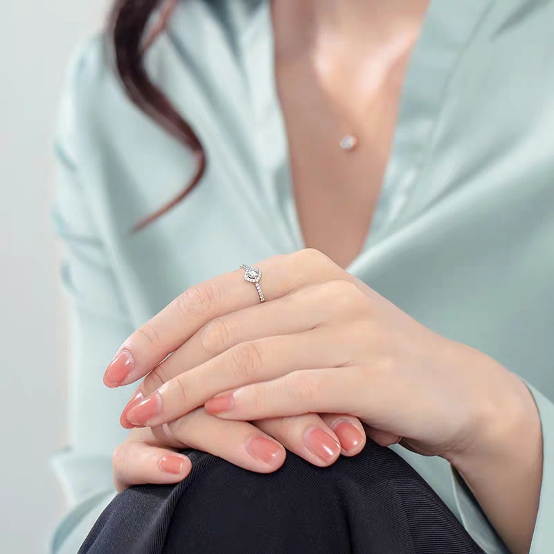 18k金和铂金镶的钻石图片,铂金和18k金镶嵌钻石哪个好