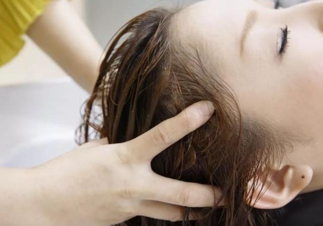 四川女子用盐和醋洗头,盐和白醋洗头的后果