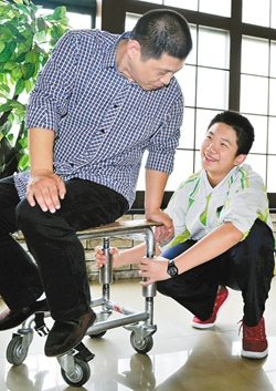 七十多岁老人发明爬楼梯轮椅,国外牛人发明会爬楼的电动轮椅