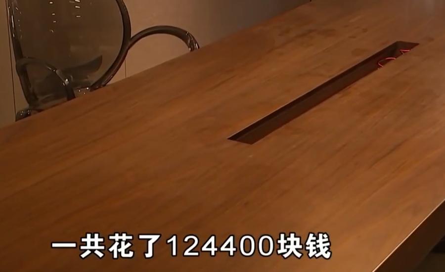 一女子花了12万买了一套红木沙发,一女子花12万买家具