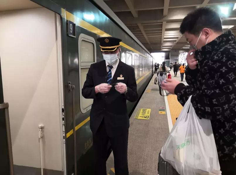 武汉“解封”后首趟返哈列车抵达哈尔滨西站