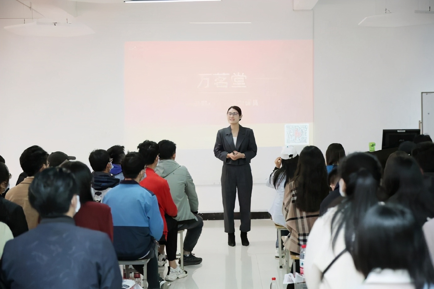 又有这么多小姐姐来到万茗堂，他们所为何事？