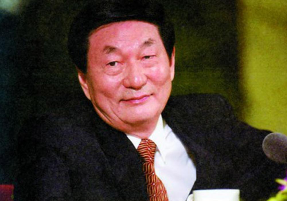 九江长江大堤决口，*镕基朱**与当地领导握手板着脸，讲话时偷偷擦泪