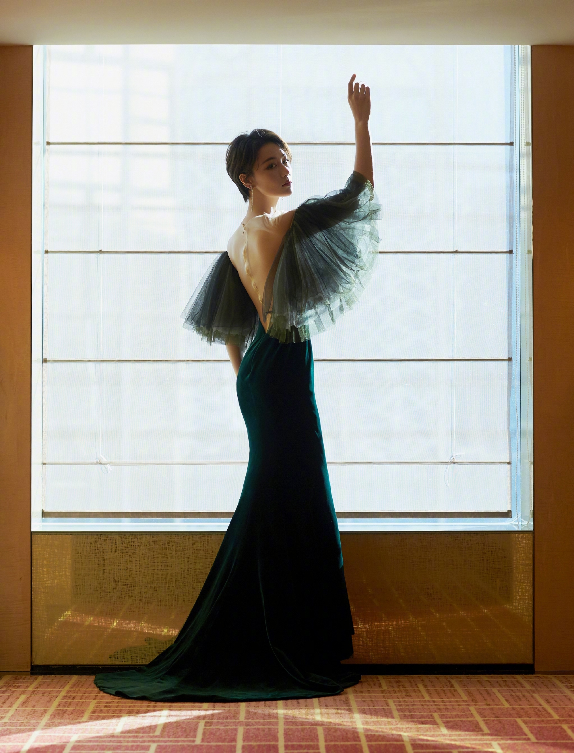 张馨予的露脐装照,张馨予晒近照穿着宽松花式遮肚