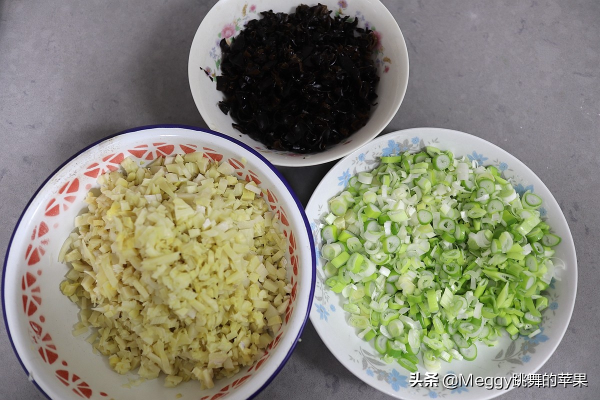 春天必吃的春笋酱肉包子，一锅16个全进肚了，抹抹嘴还没解馋