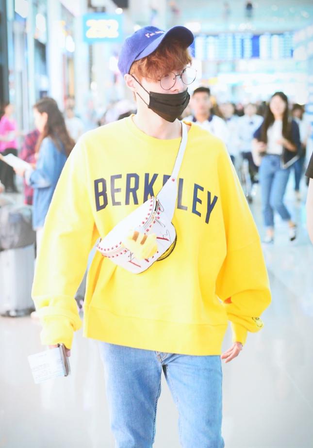 张艺兴从韩国回中国，变身新鲜“柠檬兴”，包上的“胖蜜蜂”抢镜