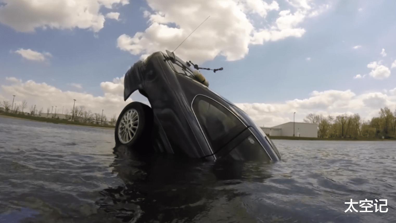 汽车落水后怎么自救一招教你逃生,汽车落水逃生正确方法开讲啦
