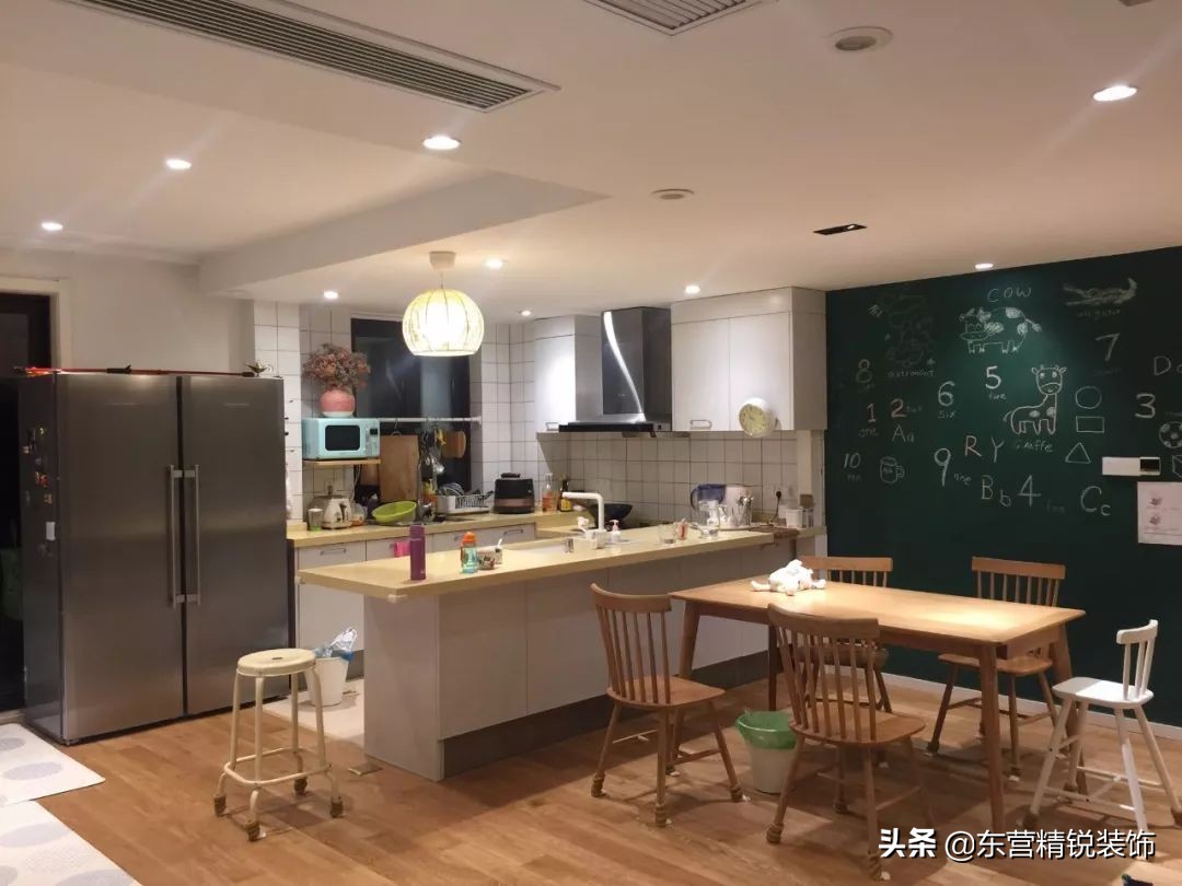 餐厨一体设计让空间显得很宽敞,餐厨客厅一体设计效果图