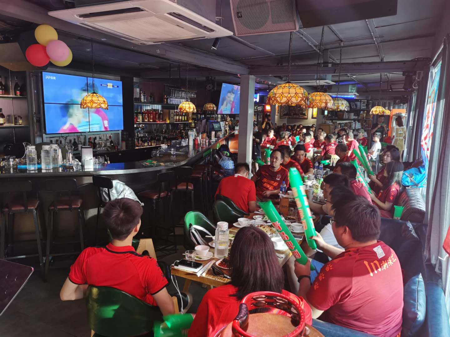 开赛在即球迷为球队加油助威,让更多的球迷走进现场为球队加油