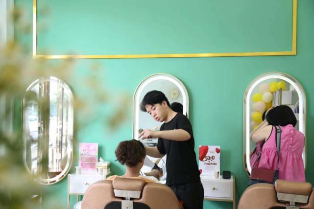 跨行而来，一年连开2家养发馆，她在百莲凯收获美丽财富人生