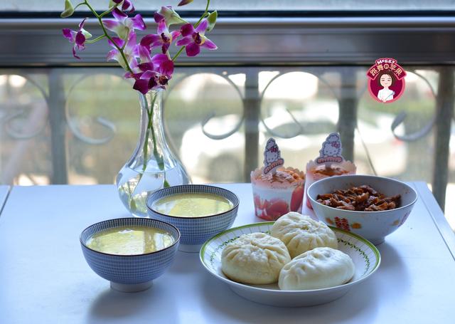 无油无糖的小蛋糕，老人和血糖高的人特别喜欢吃，暄软蓬松解馋