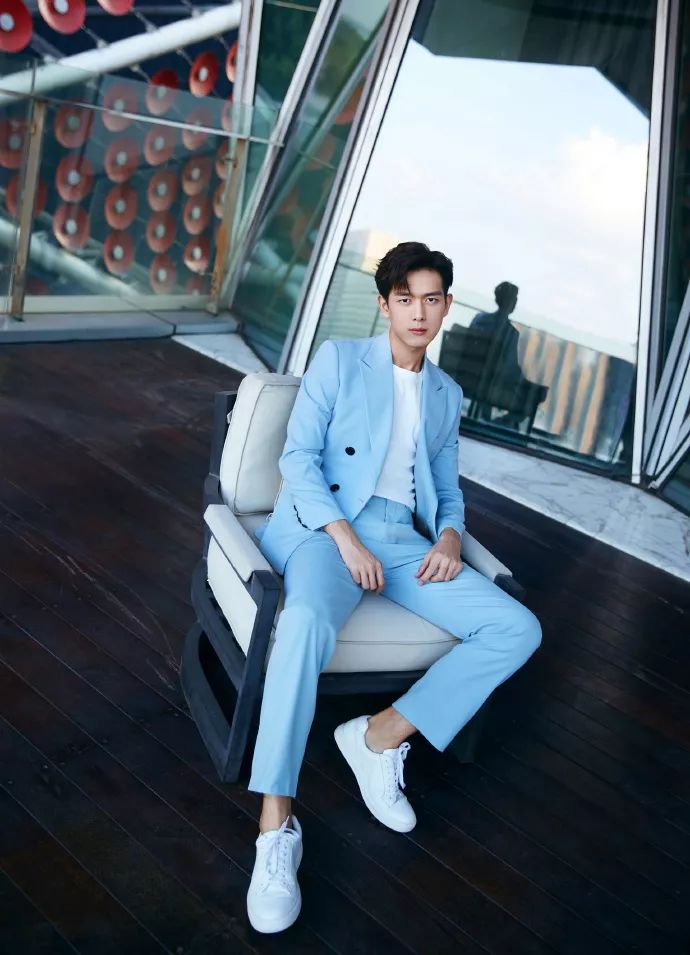 李现穿蓝色西服,李现穿绿色西装