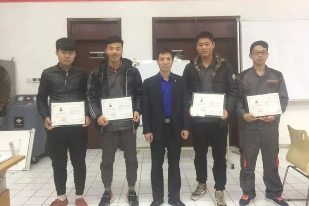 90后男孩子创业做什么工作,郑州27岁小伙修鞋创业