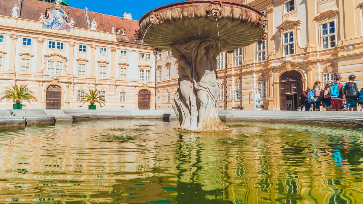 世界上最大的女性修道院,世界上第一座修道院是谁建立的