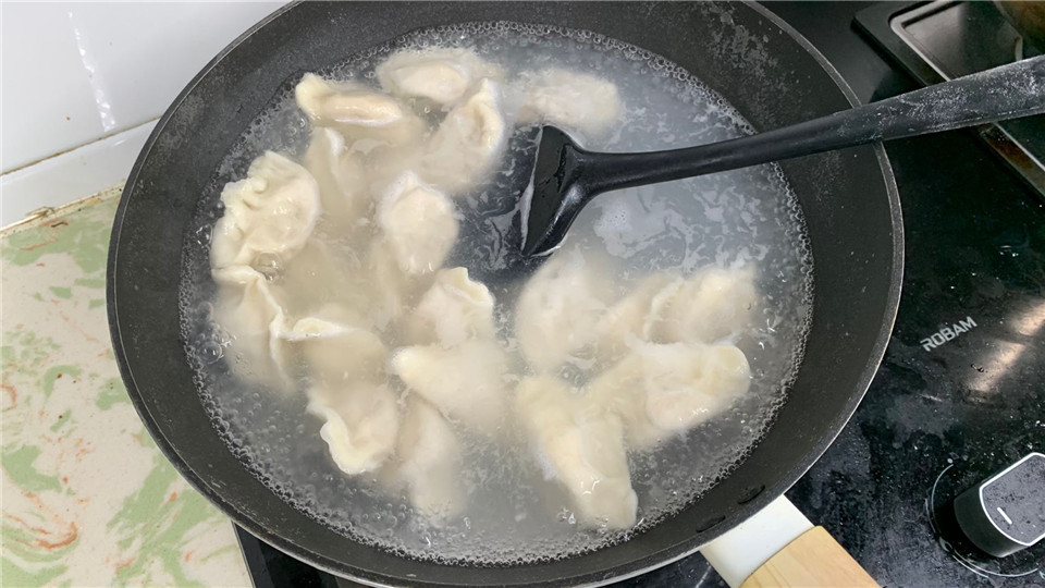 速冻饺子是冷水下锅还是开水下锅,冻饺子怎么煮才不会破皮