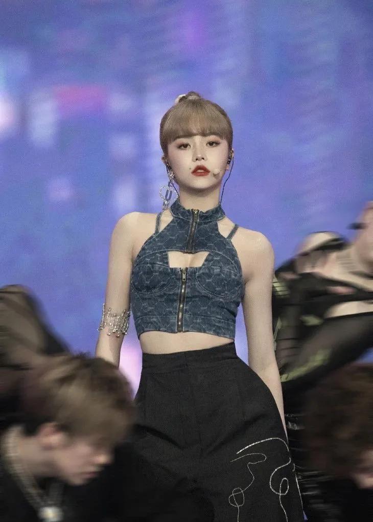 22W劳力士，热巴选择配百元包包出街