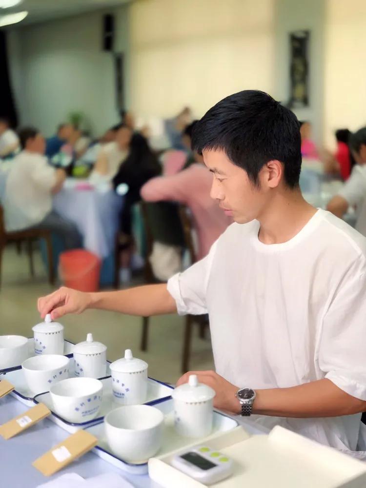 靠一片绿叶带乡亲致富，这位老兵的创业之路太牛了！