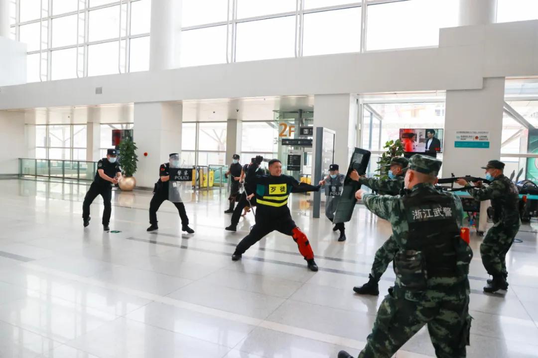 越是关键时期越是考验担当,越是关键时刻越要坚持