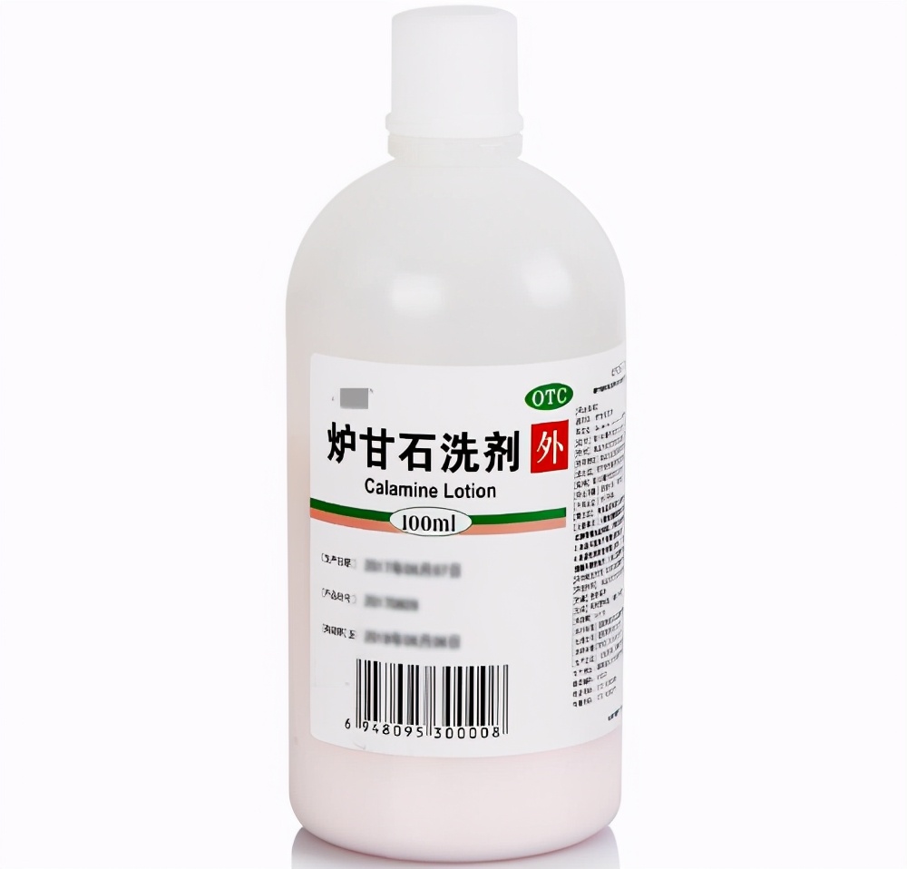 大妈被蛇咬到手里捏着蛇,大妈被蛇缠腰画画