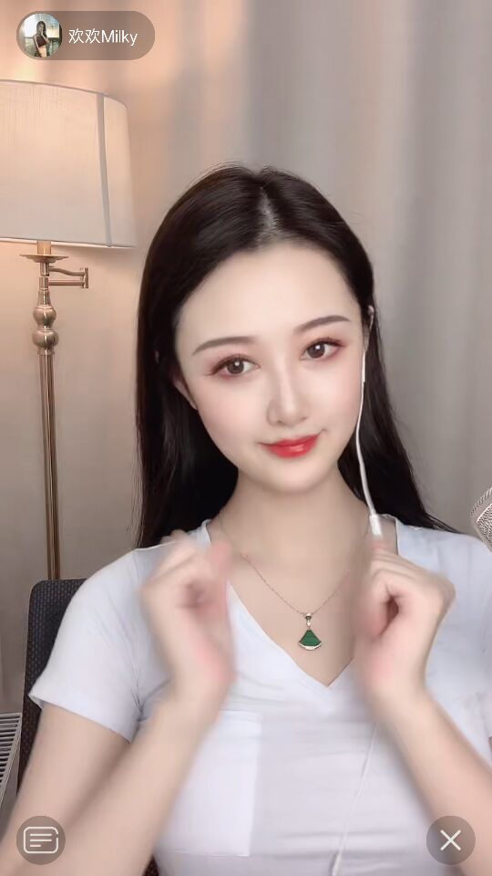 嵌上金饰、金丝的玻璃，让屋内充满金色阳光