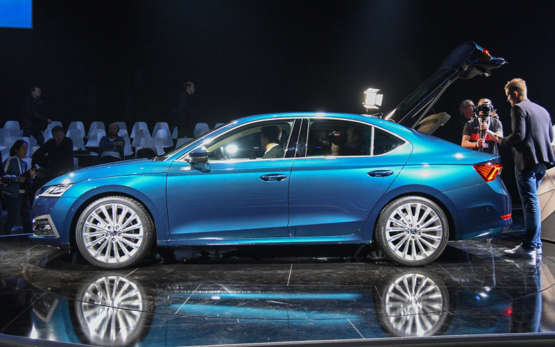 斯柯达明锐金色2019尾标带字母,斯柯达全新明锐19款