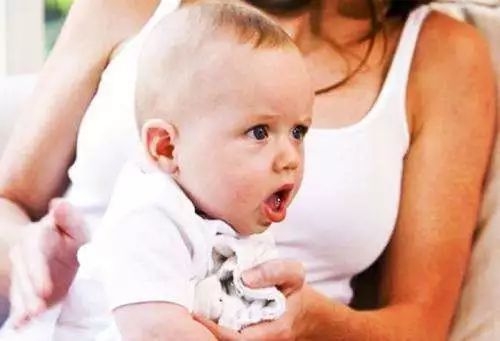 六个月宝宝吐奶的原因及解决办法,10天的新生儿总是吐奶怎么解决