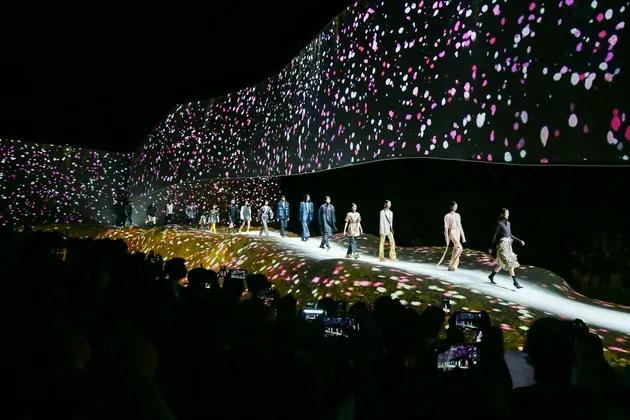 閤而不同，地素时尚借敦煌文化讲了个现代故事