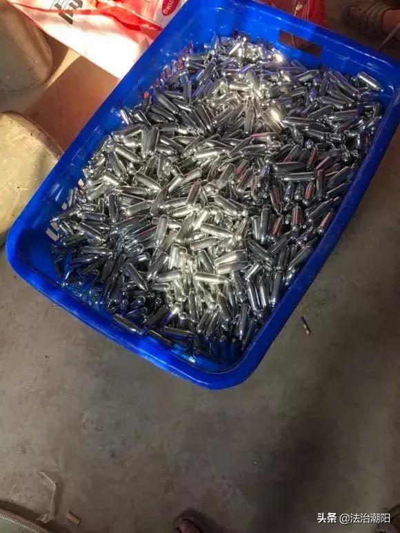 1小瓶“笑气”能毒杀老鼠，竟有人1天吸千瓶，电商平台公开售卖