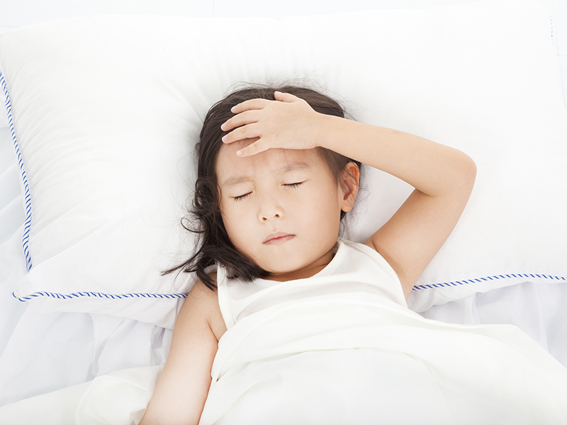 孩子发烧哮鸣音,孩子发烧声音哑还喉鸣