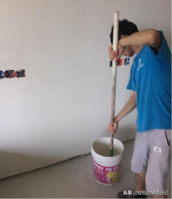 墙纸大面积翘开了怎么修补啊,又厚又硬的墙纸翘边用什么胶水