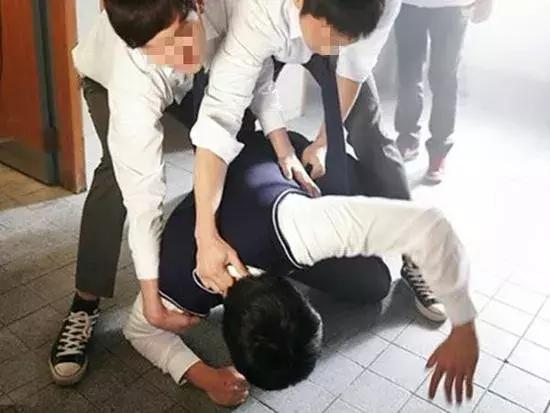 15岁少年强奸7岁女童后推下25楼，其父：孩子我不管！