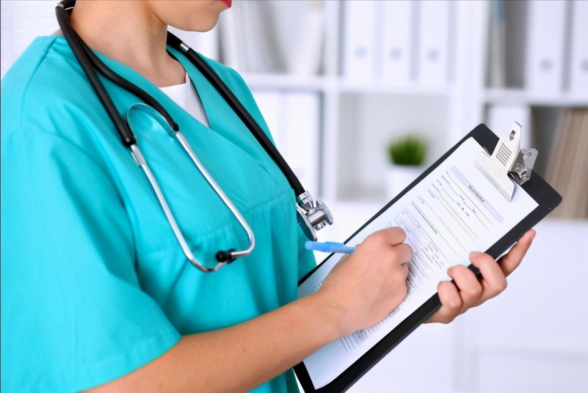 一个医生做甲状腺手术,甲状腺手术从脖子做还是胸腔做