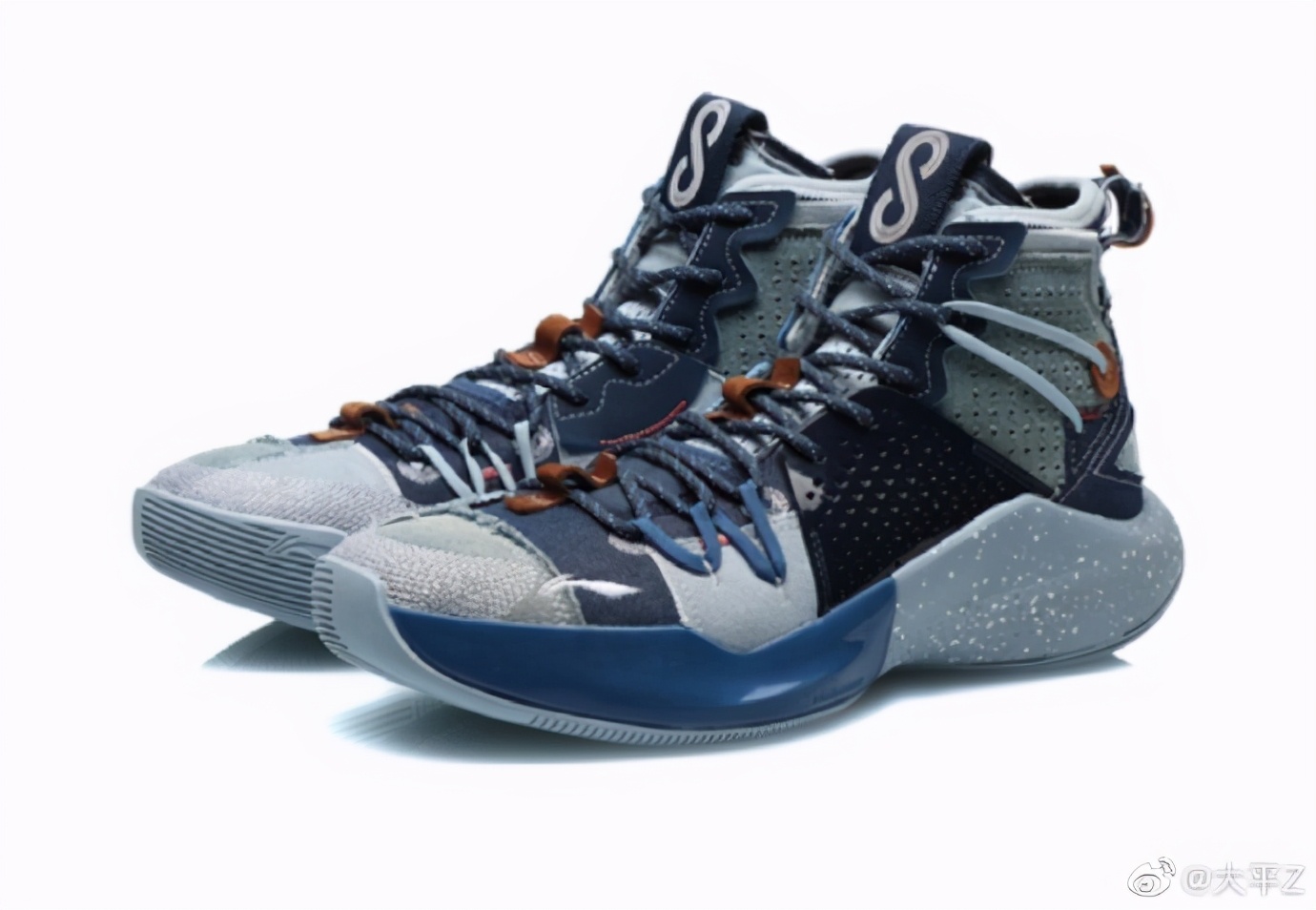 在李宁你不光能买到百纳配色弧ACE，甚至还能买到MAC彩妆