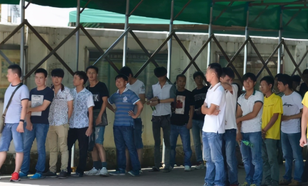 工厂上班组装苹果手机,电子厂组装iphone