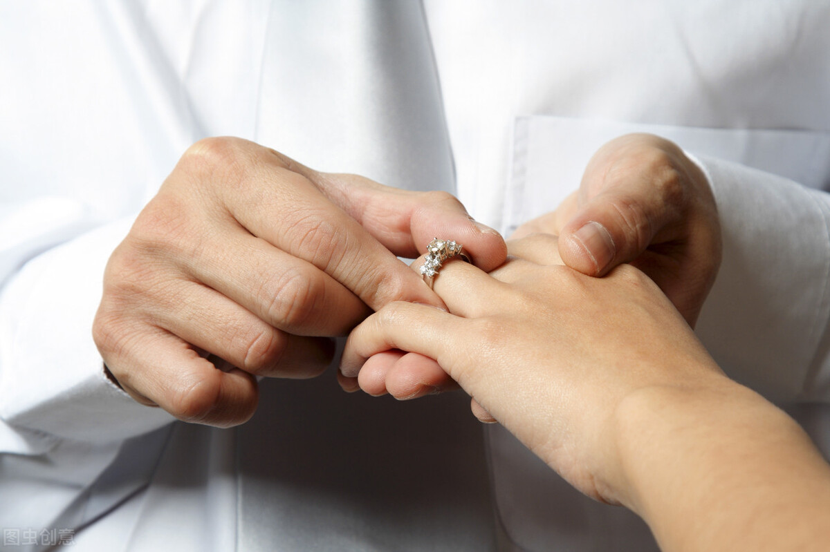 1克拉钻戒有多大？1克拉钻戒多少钱？普通人买得起吗？