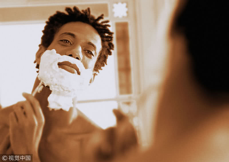 男生第一次刮胡子年纪,男生第一次刮胡子建议多久再刮