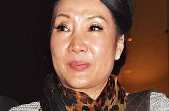 71岁洪金宝拄拐杖哽咽领奖,68岁洪金宝身体瘦成皮包骨头