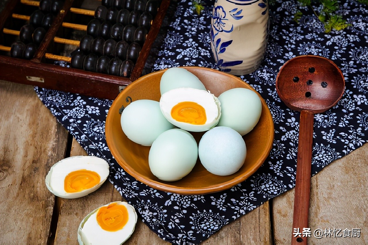 简单腌咸蛋出油最好的方法,腌咸蛋个个出油小妙招