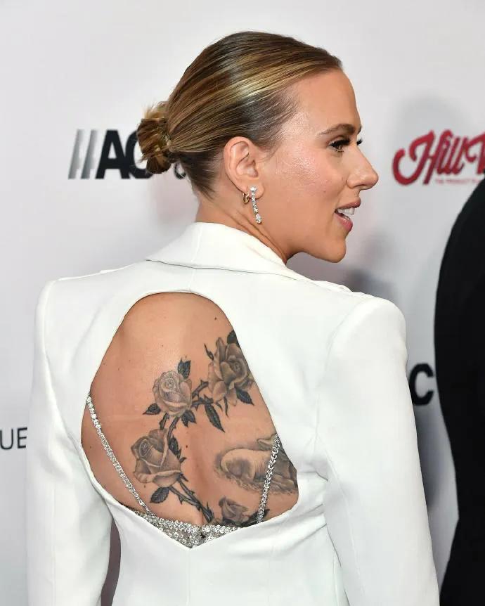 迷倒杜兰特要喝其洗澡水的斯嘉丽，她后背的纹身是这个时代的符号