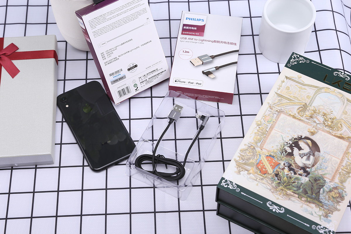 一边充电一边插耳机的转换器,一边充电一边插网线的转接线