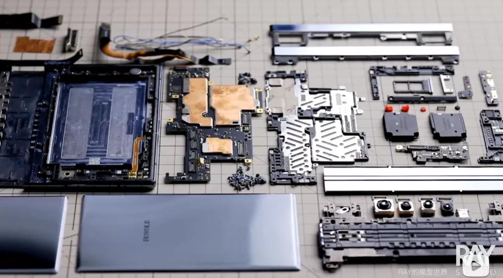 把小米铁蛋爆改成钢铁加鲁鲁的大佬，还曾把手机改造成北京城