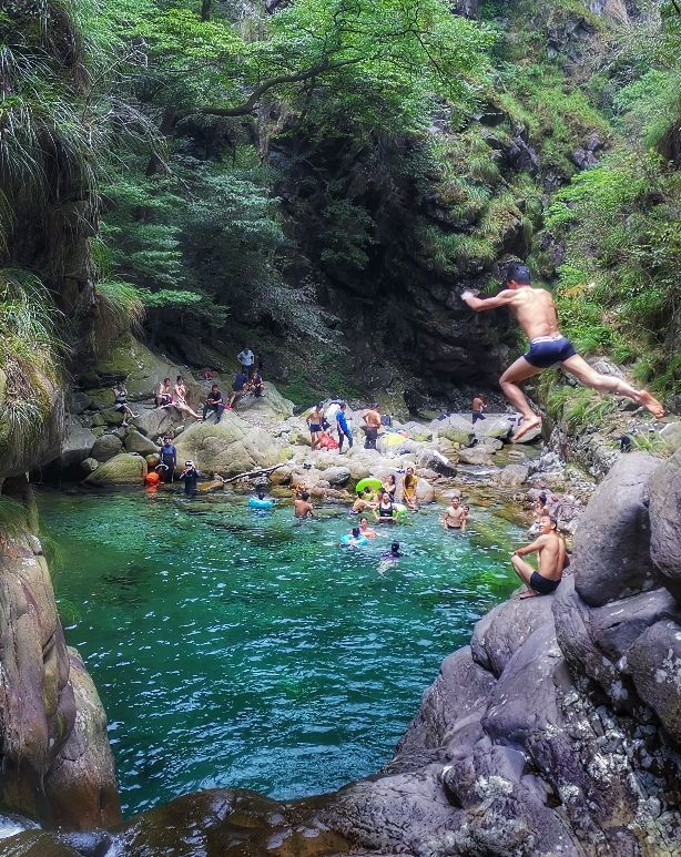 武宁牛鼻孔溯溪被困,武宁牛鼻孔溯溪潜水