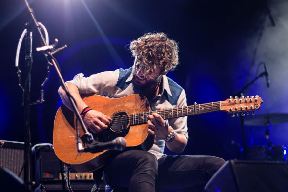 唱歌牙齿和内嘴唇保持放松,唱歌时保持住软腭不会塌