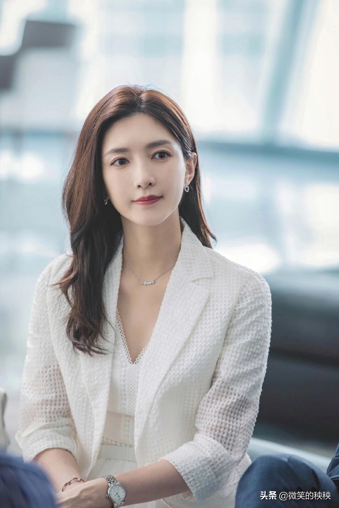 比起顾佳“贵妇”风,王漫妮的显贵穿搭和精准购物,更值得参考