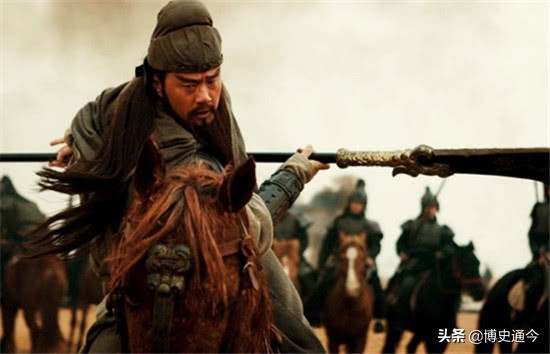 贵州古墓出土偃月刀，重量十分诡异，学者：影响了关羽的形象