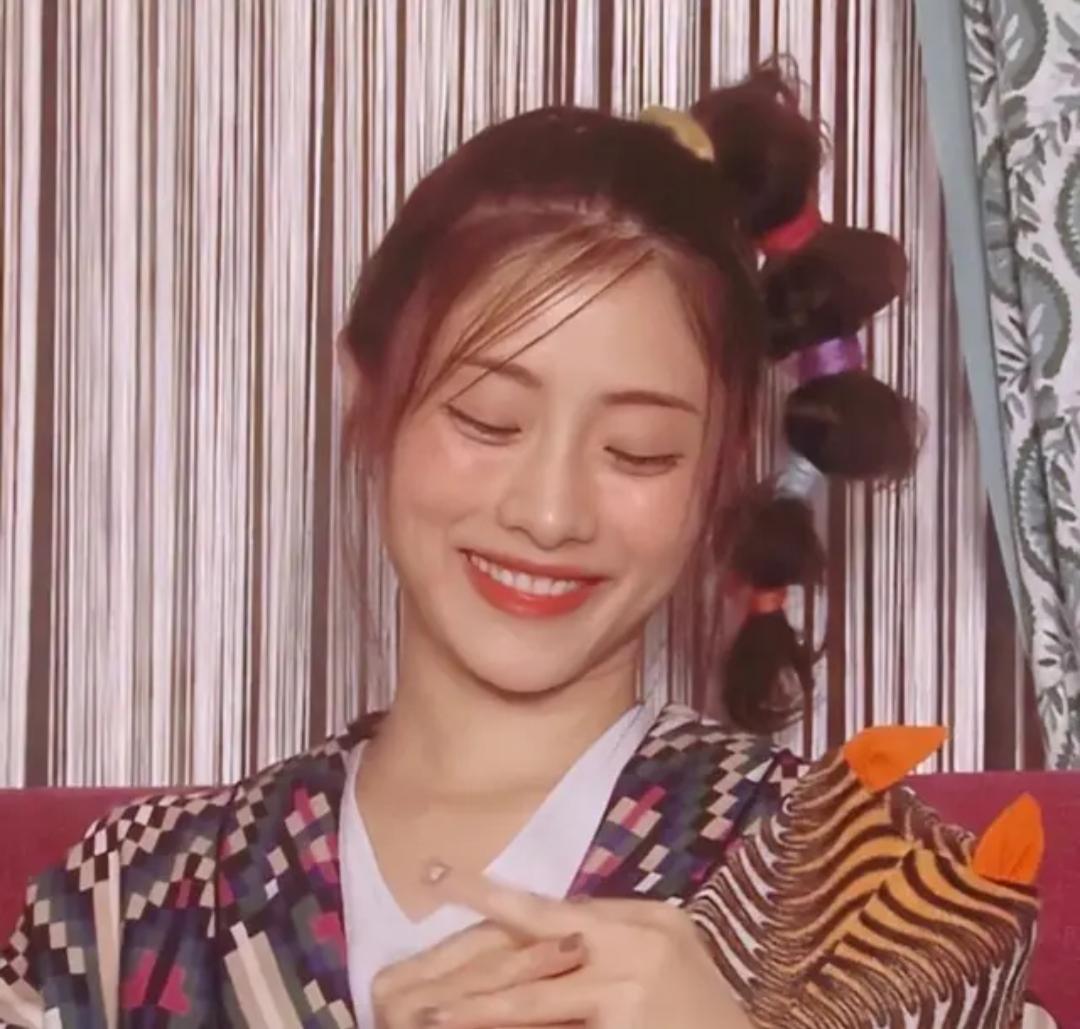 适合披头发的编发过程简单,好看又简单的披发编发教程