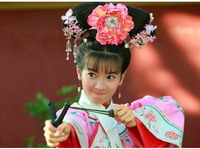 15米距离：周润发用手枪，邓飞虎用弹弓，哪个打得准？