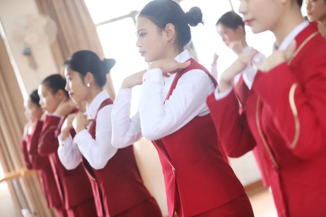 初中生读技校选哪个地方前景好,中考生是报职高好还是技校好